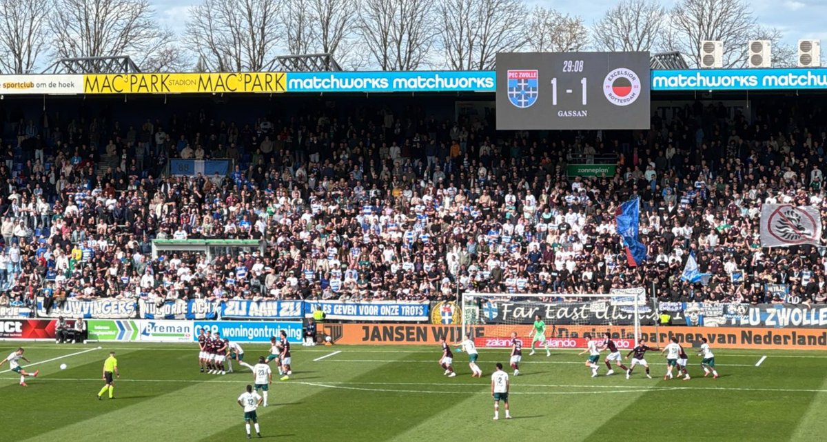 Na een dramatische start en een gelukkige 1-1 kabbelt de wedstrijd voort tot aan de rust #pecexc