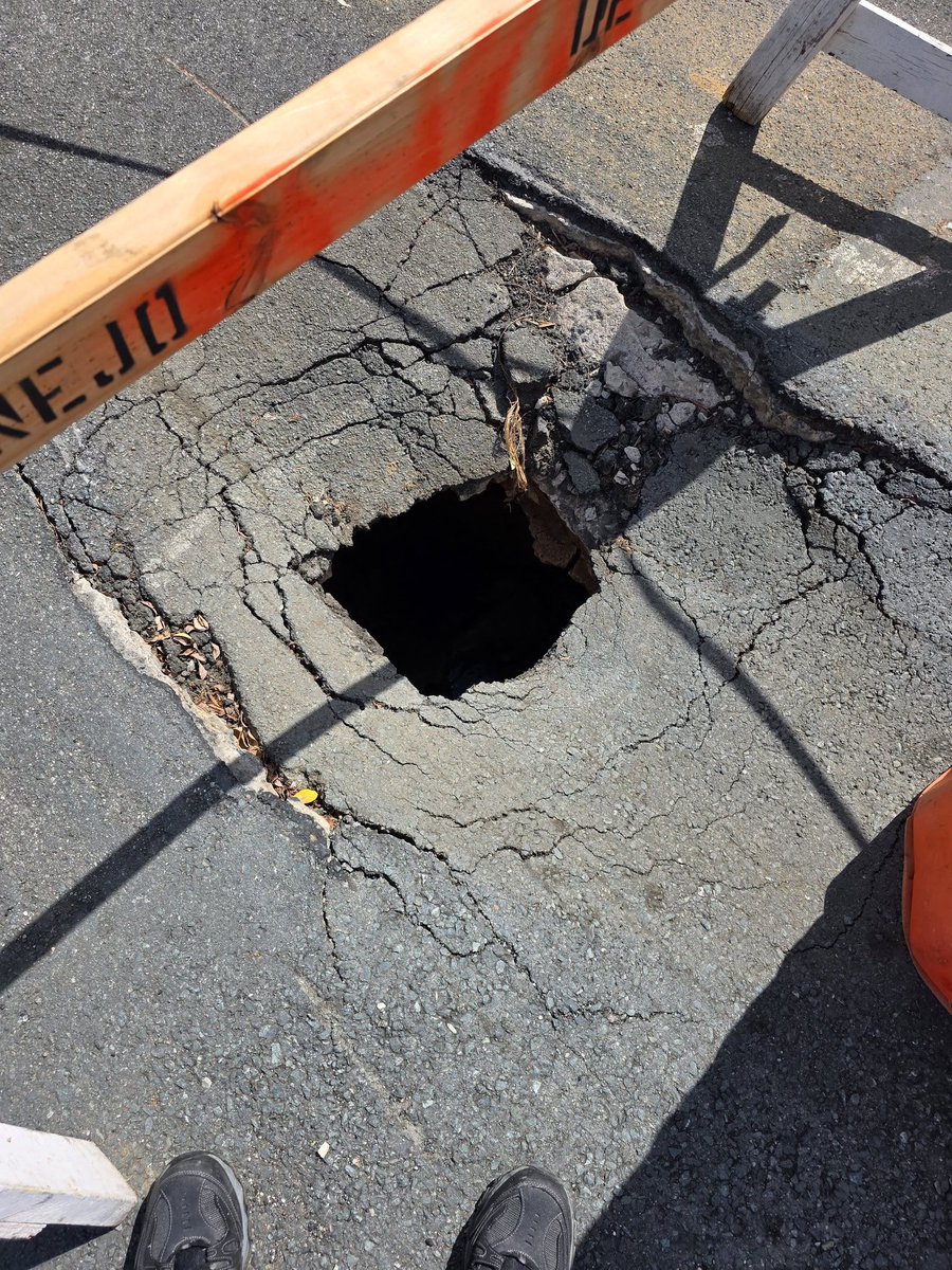 adoptaunhoyo's tweet photo. En #Bayamon Calle 9 Urb. Sierra Linda tuberia sanitaria que se rompio y socavo y el terreno sigue cediendo. Tiene como 6 pies de profundo y ya hoy hubo que ir a rescatar un perrito que cayo en el Hoyo.  #fblifestyle #AdoptaUnHoyo @AcueductosPR  @skytrafficpr https://t.co/SamKWSXzVh