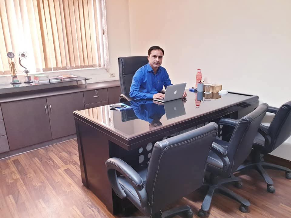 RaghvendraLive's tweet image. दफ़्तर में हम ने बैठ के महसूस ये किया
लोगों के बीच रहने में कितना सुकून था

~ राघवेंद्र द्विवेदी

#Office #FieldWork #Reporting