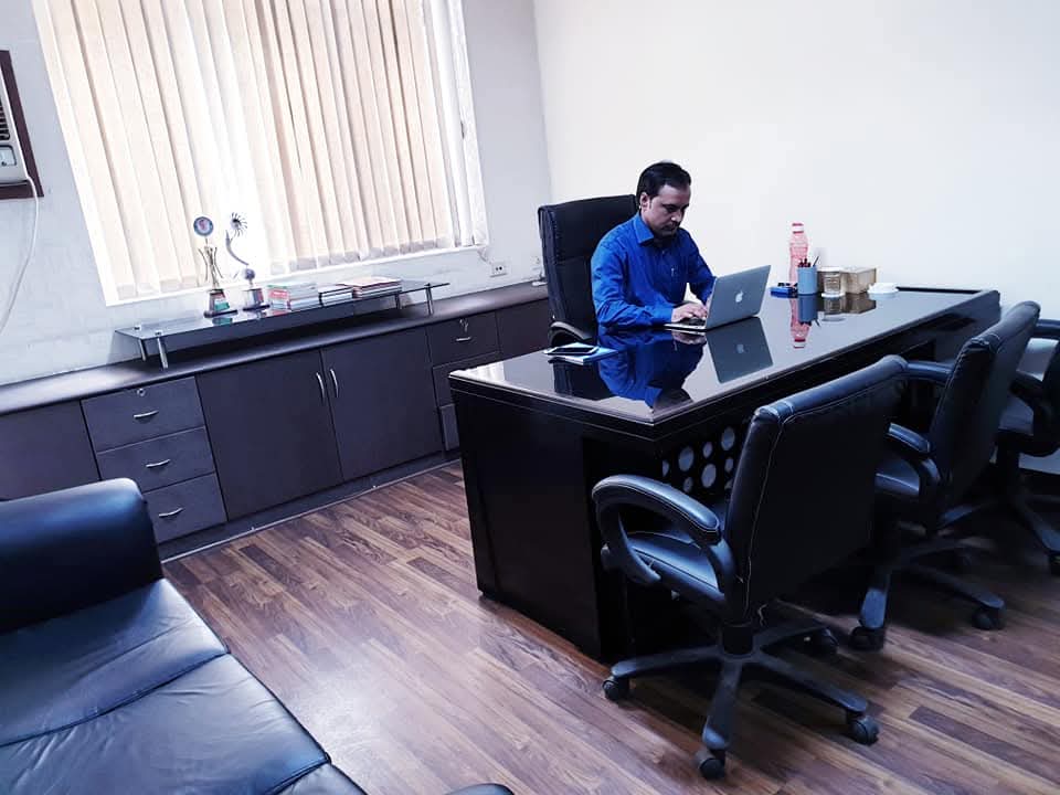 RaghvendraLive's tweet image. दफ़्तर में हम ने बैठ के महसूस ये किया
लोगों के बीच रहने में कितना सुकून था

~ राघवेंद्र द्विवेदी

#Office #FieldWork #Reporting