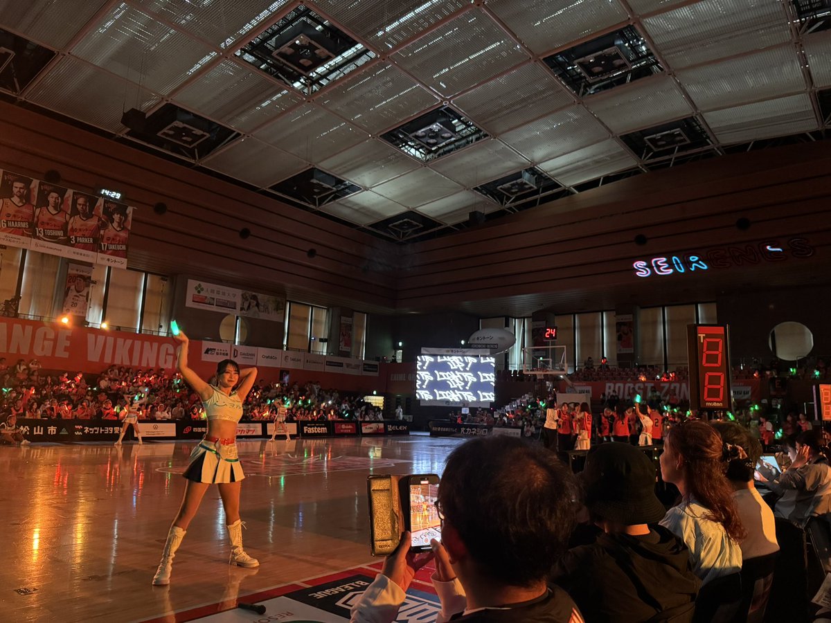nwi41's tweet photo. 初！愛媛オレンジバイキングス
会場はオレンジ一色🍊
B2の試合は久々だったが、レベルがかなり上がってる。福島も愛媛も強度がすごい。
こんなに面白いのに2日合わせて約3,600人。箱のサイズも確かに小さいが、もっとバスケの面白さを多くの方に知って欲しいな〜と。 https://t.co/z8EVRarH30