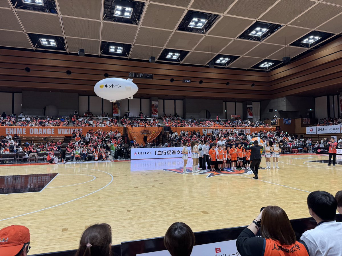 nwi41's tweet photo. 初！愛媛オレンジバイキングス
会場はオレンジ一色🍊
B2の試合は久々だったが、レベルがかなり上がってる。福島も愛媛も強度がすごい。
こんなに面白いのに2日合わせて約3,600人。箱のサイズも確かに小さいが、もっとバスケの面白さを多くの方に知って欲しいな〜と。 https://t.co/z8EVRarH30
