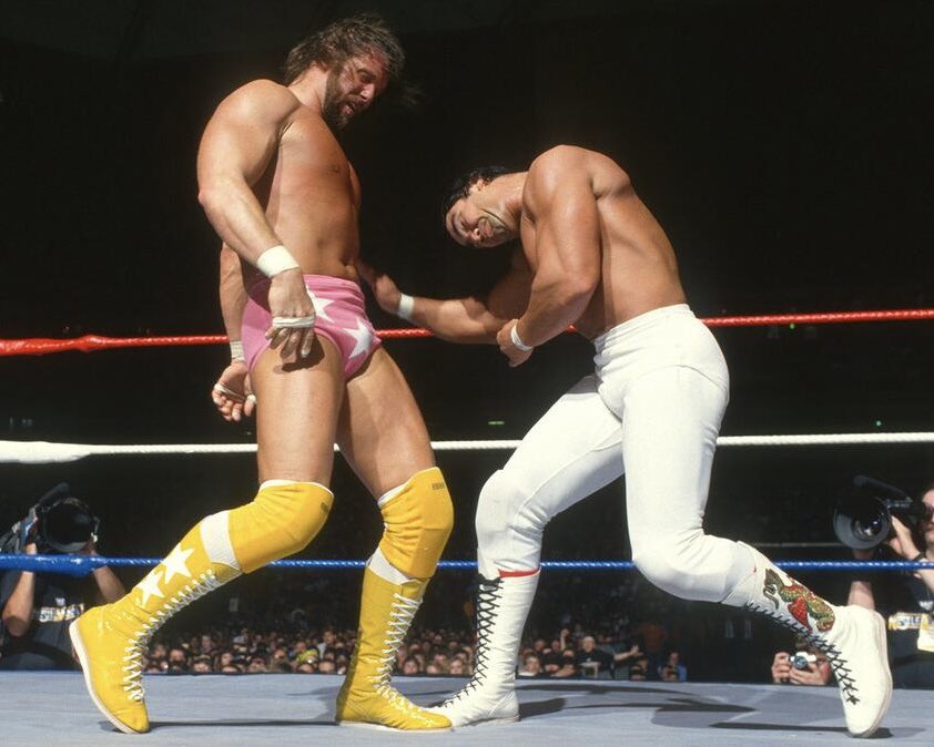 NAWAFMadness's tweet photo. Ricky Steamboat vs Randy Savage 
WrestleMania 3
⭐️⭐️⭐️⭐️⭐️
لطالما شغلت فكرة التخطيط الدقيق وكتابة النزالات هاجس راندي سافج، ساعياً من خلالها إلى بلوغ أعلى درجات الإتقان والكمال، لكن في زمنٍ كان ينظر فيه الكثيرون إلى هذا الأسلوب على أنه إنتقاص منهم ومن الإحترافية وروح الإرتجال، بدت رؤيته بعيدة المنال، إلى أن جاءت تلك الليلة الإستثنائية في السيلفردوم، وأمام أكثر من تسعين ألف متفرج، حيث وجد ضالته في ريكي ستيمبوت هناك، لم يقدّما مجرد نزال، بل رسّخا مفاهيم ثورية أعادت تشكيل هذا المجال، وألهمت الأجيال، وغيّرت مجرى التاريخ إلى الأبد.

ماتم طرحه في هذا النزال صعب وصعب جدًا، لوحة متكاملة جمعت كُل العوامل المطلوبة في نزال مصارعة، بعضها ستقول أن طرحه إستحالة في هذا الإطار الزمني القصير، ستيمبوت يبدأ النزال بعنف شديد مستهدفًا الذراع حتى أنه هاجم رقبة خصمه نظرًا لمافعله سافج قبل سته أشهر وإبعاده عن الحلبات بإصابة الحنجرة، قابله سافج بهجوم على الحنجرة كذلك مره أخرى، العنف لم يكن العامل الوحيد المميز بالنزال أُستكمل بأدءات رياضية سريعة قمة في الروعة، هذا الطرح والإيقاع جعل جميع من في القاعة ينفجر بتفاعلات مستمره طوال هذا اللقاء، وهذا ما أوصلنا لسلسلة Near Falls عظيمه وهو ماكان جديد على ساحة المصارعة وفيها اقتباسات لكل شيء جمعهم خلال نزالاتهم السابقة، ماكان شبه مستحيل هو جودة طرح السايكولجي في نزال بهذا الرتم الجنوني، النزال لايتوقف، تسلسل مذهل لم يسبق لعالم المصارعة رؤيته، جميل كيف أن هذا التسلسل يدخل ضمن إطارات كثيرة سواء ما طرحه النزال من فكرة عداء وكراهيه أو حتى سلسلة الـNear Falls التي توضح أهمية اللقب للمتنافسين، حتى وصلنا للحظة النهاية التي اقتبست كل شيء فعله الثنائي خلال عام كامل. 

ستيمبوت وسافج إستطاعوا إختصار نزال كان من الممكن تقديمه في نصف ساعة نظرًا لهذه العوامل والطروحات، أقل من ربع ساعة بقليل وبرتم عالي جداً قدموا تحفة خالدة جمعت كل العوامل الجسدية والنفسية في حدث تاريخي ونزال لازال صامد وقابل للإستمتاع حتى من الأجيال الحديثه رغم مرور 40 عام.
