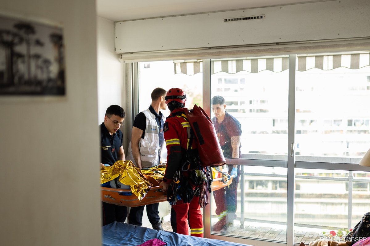 PompiersParis's tweet image. 🚨 [#Intervention] | Aujourd'hui, vers 7h30, les pompiers de Paris sont intervenus pour une personne blessée à son domicile à Paris (14e).

🚒 La victime ne pouvant pas être évacuée par les communications existantes dû à son état de santé, les pompiers sur place décident de faire