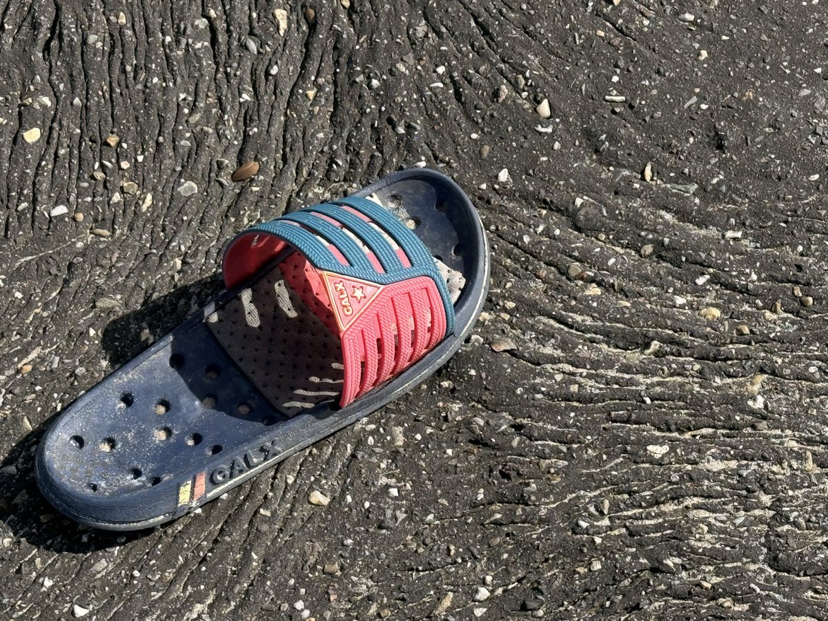 Hoe sterk is de eenzame slipper
die kromgebogen op de dijk
tegen de wind
zichzelf een weg baant? 😁