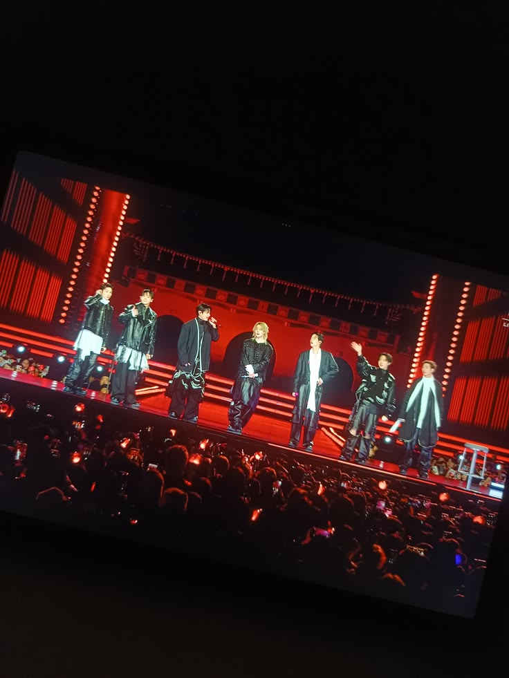 mila VAI VER O BTS Ψ ⚡︎ tweet media