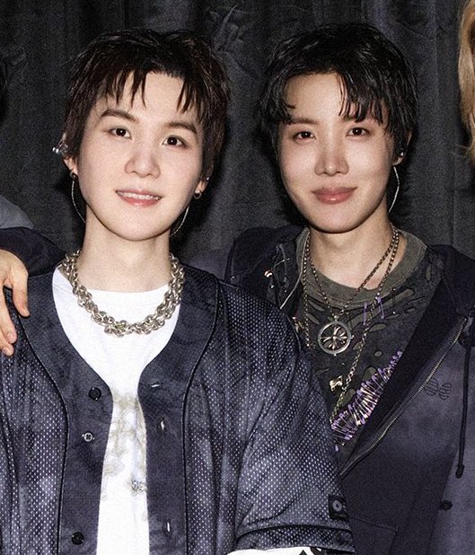 dile⁷ 🪭 new fic 📌 seeing bts vip x3 tweet media