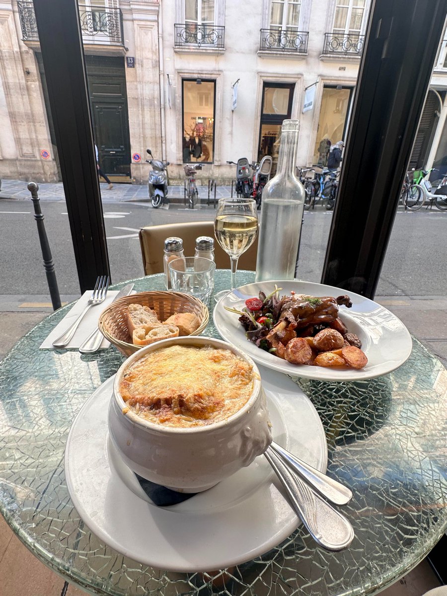 Karina001q's tweet image. A person gazes out the window, watching the comings and goings, feeling incredibly relaxed and at ease.
#Lunch #Dailylife
