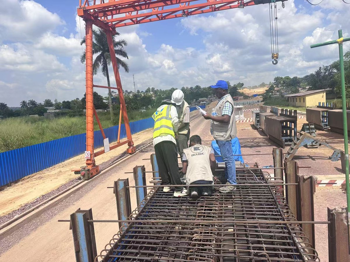 SISC_SA's tweet image. #Infrastructure｜#Kinshasa: Le 9 avril, avec l’achèvement du coulage du dernier mètre cube de béton, la première poutre en T du pont de Ndjili, dans le cadre du projet de la rocade sud-est de Kinshasa, a été préfabriquée avec succès.
Cette étape clé marque le lancement officiel