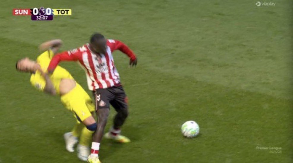 LastWordOnSpurs's tweet image. 🤬Only A Yellow Card For Sunderland Forward Brian Brobbey After Elbowing Tottenham Hotspur Defender Pedro Porro In The Face!

#THFC | #COYS | #TOTTENHAM | #SPURS | #SUNTOT