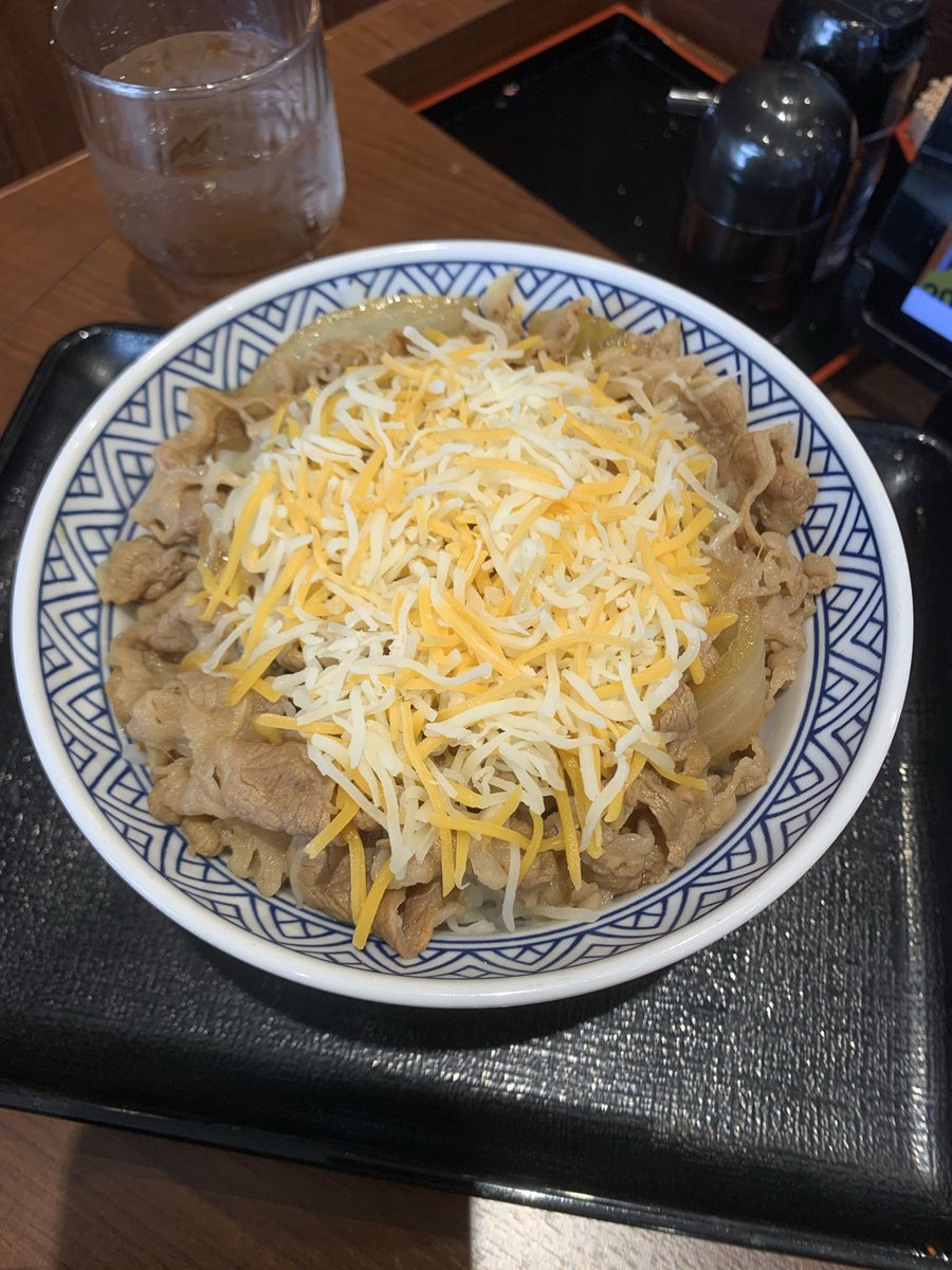 【吉野家】

夜食を求めてドライブ🚗💨

チーズ牛丼🧀🐃🍚にしました

夜遅くまで営業してるのは嬉しいです☘️