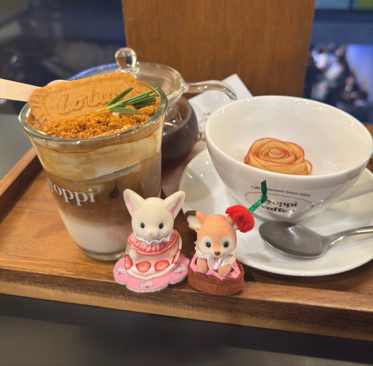 もえぴと可愛いカフェでシル活🌹
紅茶注ぐとバラがカップに広がるのすごい