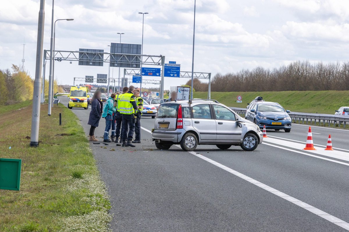 Auto over de kop op A32 Heerenveen