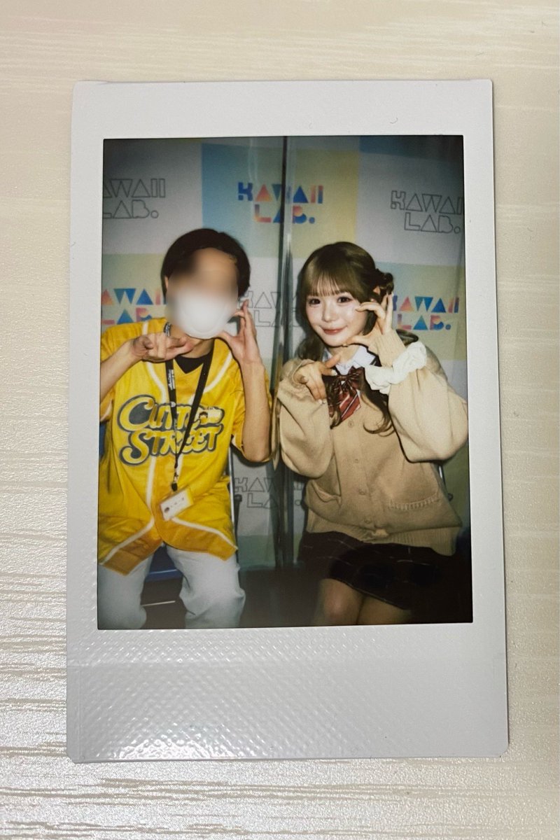 48523nitu's tweet photo. 💛4/12   大特典会　1部💛

久しぶりのツーショはそういえばやってなかったきゅーすとポーズで！
制服衣装ふーりーかわいすぎた😭
#古澤里紗　#ふりたんふりむいて https://t.co/eqHSbDfK1W