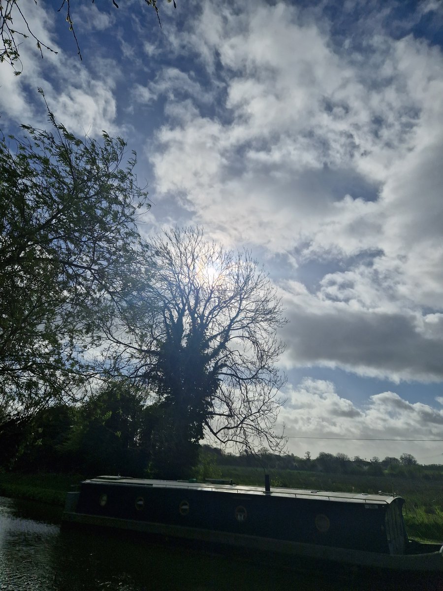 tracehodge17's tweet image. Ok late post but enjoyed a fabby #5amclub 14mile run  taper &amp;amp; light enough to do Quakers &amp;amp; the canal which was glorious!  Legs felt good &amp;amp; happy with the time!  Just had a little afternoon nap as well lol!!  @CanalRiverTrust  #marathon #training #ukrunchat #running ❤️🏃‍♀️🌞🥳