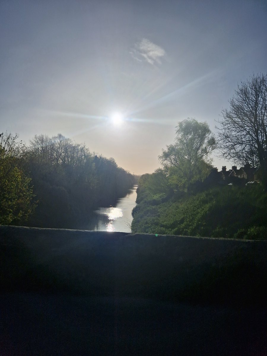 tracehodge17's tweet image. Ok late post but enjoyed a fabby #5amclub 14mile run  taper &amp;amp; light enough to do Quakers &amp;amp; the canal which was glorious!  Legs felt good &amp;amp; happy with the time!  Just had a little afternoon nap as well lol!!  @CanalRiverTrust  #marathon #training #ukrunchat #running ❤️🏃‍♀️🌞🥳