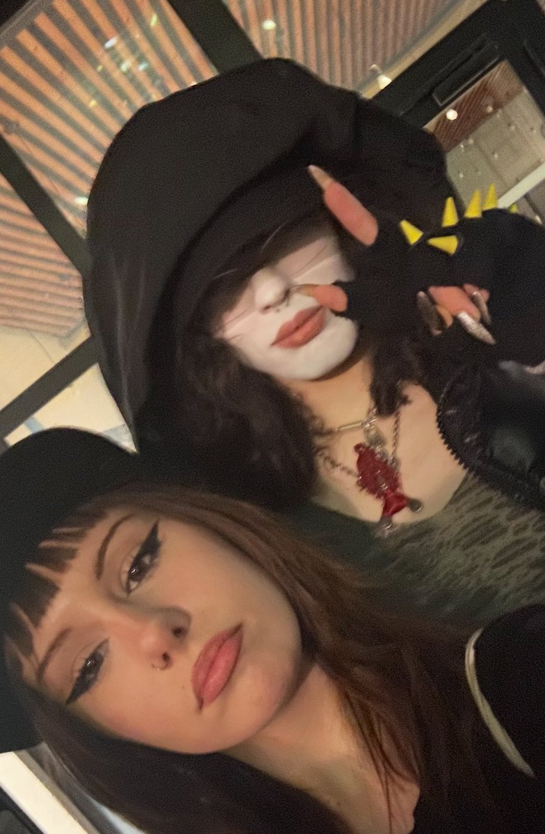 mainthekitchen's tweet image. EN PÉTARD MBB #ptitesoeur #sim01 #concert