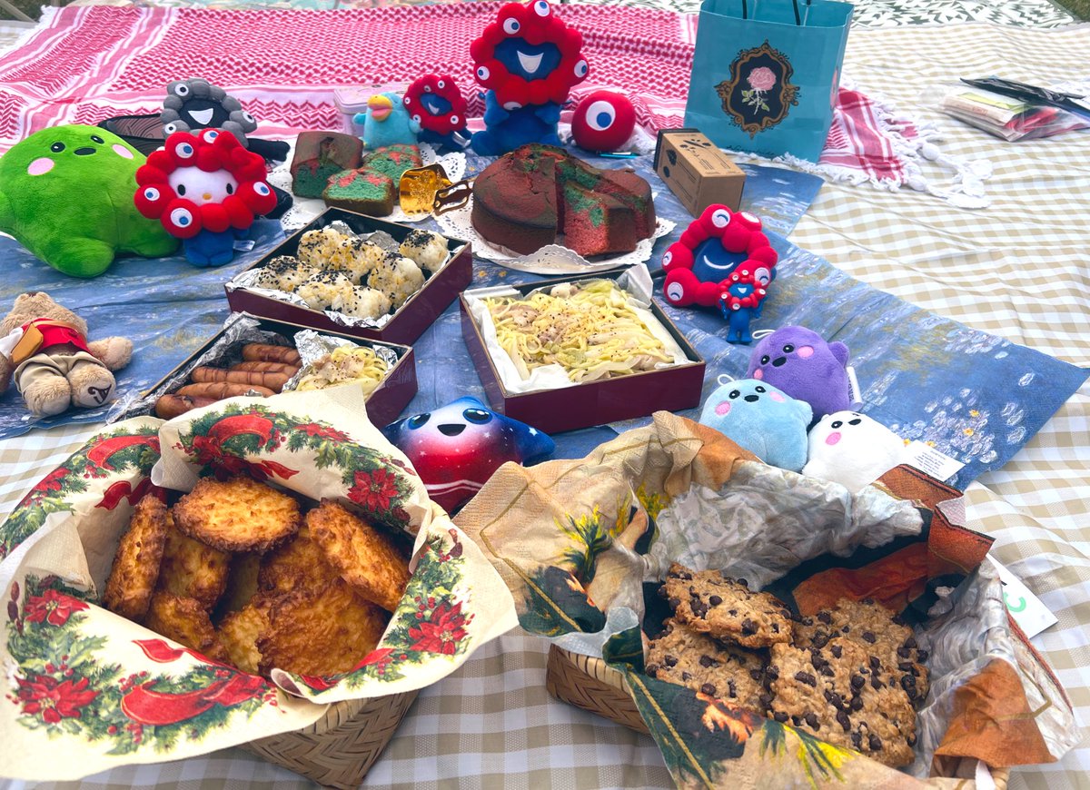 yacha_macsuki's tweet image. 万博1周年！！
ピクニック🌷🌸🌼✨

ドローンショー待機時にミャクミャクカラー🩷🩵のパウンドケーキを食べたいなと思い立ち、作りました✴︎💐

万博なぬいちゃんたちと
ピクニックディスプレイをして！

お付き合いしてくれた方達、本当にありがとうございました！！(愛！)

#万博1周年 
#expo