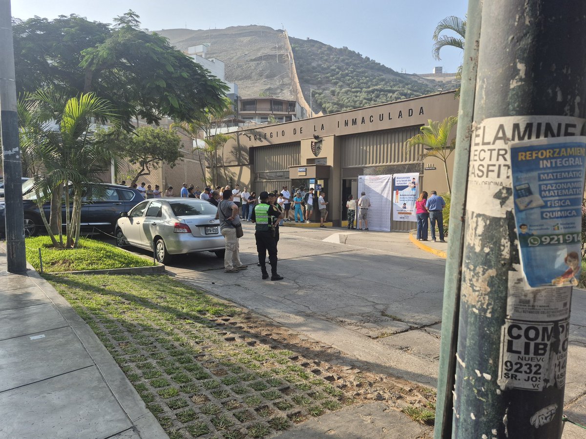 PedroSanchezH's tweet photo. Colegio Inmaculada en Surco está cerrado @Jimmychinchay @canalN_  , qué  pasó  @ONPE_oficial https://t.co/YnPH9ZlsaG