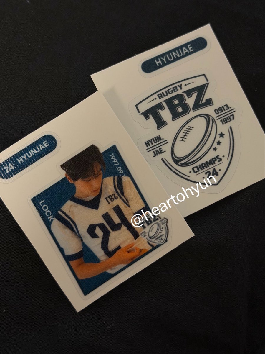 𝙏𝙃𝙀𝘽𝙊𝙔𝙕: 𝙄𝙉𝙏𝙀𝙍-𝙕𝙀𝘾𝙏𝙄𝙊𝙉 ʕ•̀‧•ʔ

럭비 #현재 띠부실 set (현재+로고) 나눔합니다♥ 

📍일시
2026.04.24 – 04.25

📍수량
양일 각 15set

📍장소 / 시간
당일 공지