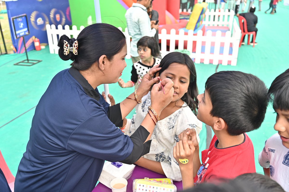 IPL's tweet image. Big screens, massive crowds, and unmatched energy! 💥

Fans in #Meerut, #Nadiad, #Ratnagiri, #Coimbatore, and #Rourkela are living it up at the Fan Parks this weekend. 🥳

Gather your squad, head to the nearest Fan Park, and enjoy the absolute craze of the #TATAIPL! 🤝🔊