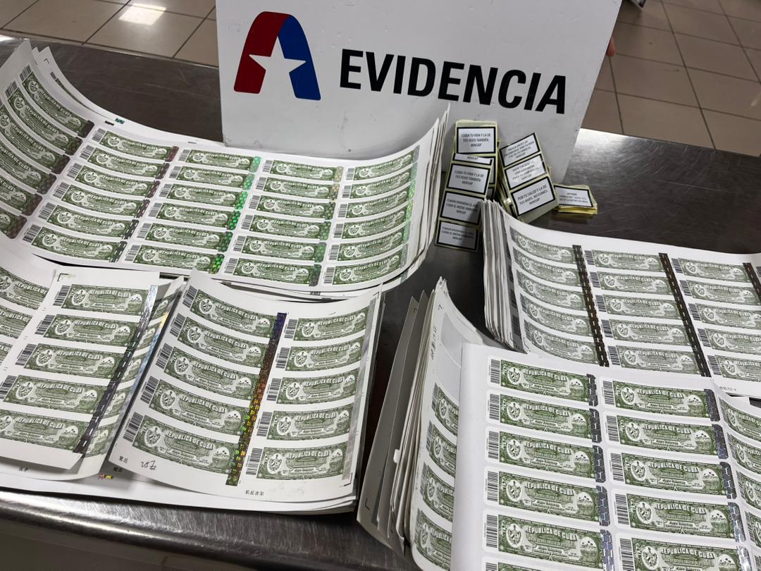 vicejefeagr's tweet photo. #AduanadeCuba detecta intento de introducir ilegalmente por el Aeropuerto de La Habana gran cantidad de habilitaciones,  facturas de ventas y otras  pegatinas falsas. El pasajero fue puesto a disposición de las autoridades policiales. https://t.co/jgkANWMfRR
