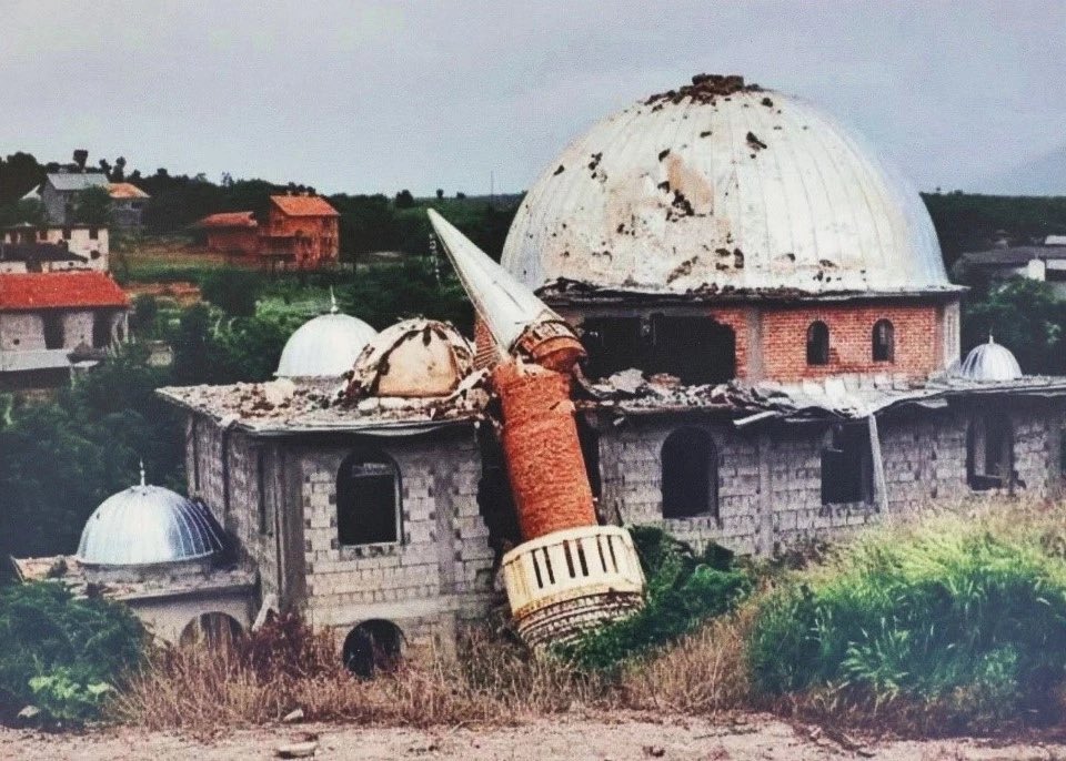 Kosovo_Update's tweet photo. An exhibition in Prishtina highlights the systematic destruction of Islamic heritage in Kosovo and Bosnia during the 1990s wars.

Over 800 mosques were destroyed:

- 218 in Kosovo 🇽🇰 
- 614 in Bosnia 🇧🇦 https://t.co/JyNqXkWTU5
