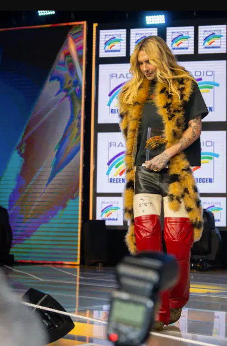 covered_in_gold_ tweet media