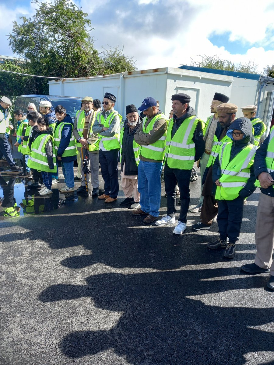 MuhammadIkramD9's tweet photo. The Ahmadiyya Muslim Association, Cardiff had the honour of organizing a Charity Walk under the banner of " Beacon of Peace" on Sun the 12th April 2026. Approx. 250 members Inc the Mayor of Cardiff and other external guests participated in this historical event. https://t.co/s30ruR3TMd
