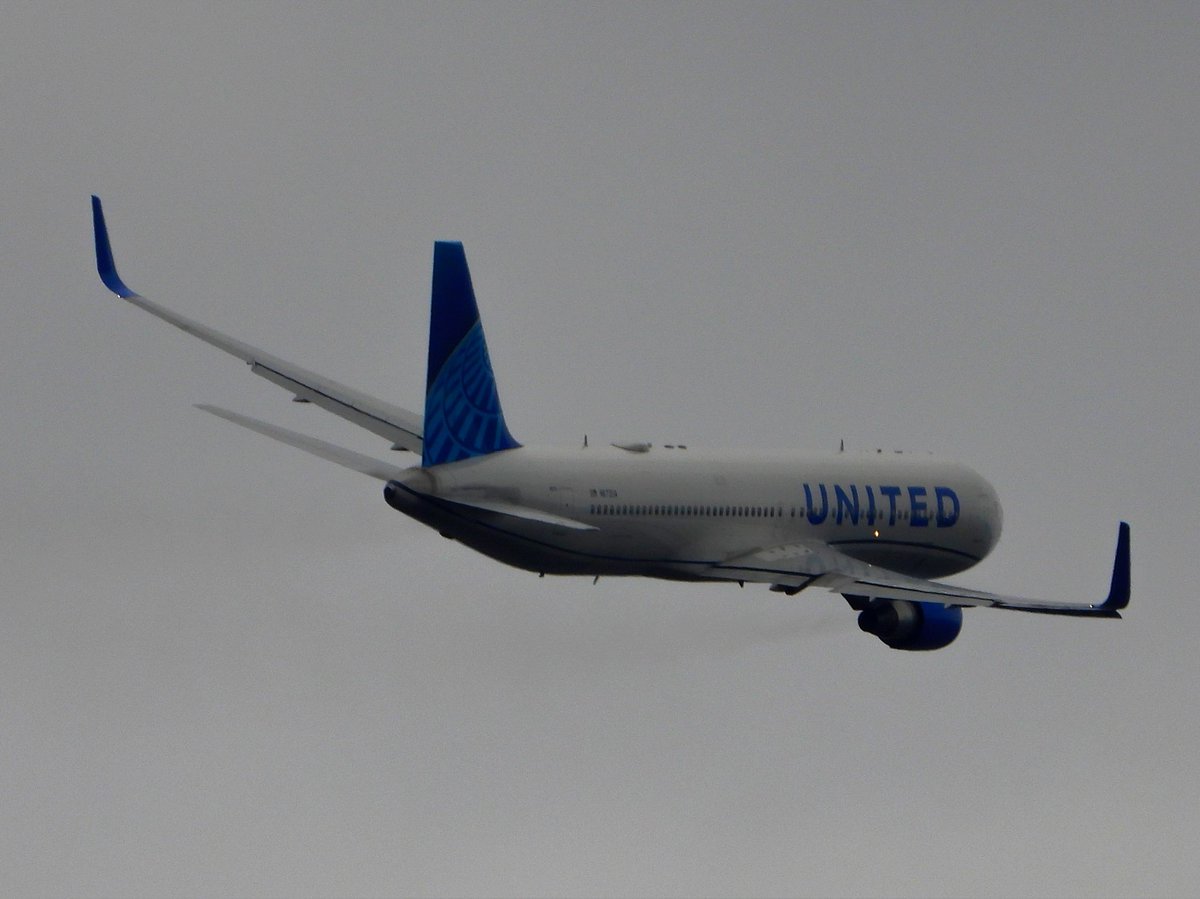 DAviation17's tweet photo. Heres some more shots of @united Flight UA941 Boeing 767-300ER (N672UA) seen here Departing and Banking away from (LHR) 🇬🇧 to (EWR) 🇺🇸 on 18/08/25. @HeathrowAirport #UnitedAirlines #Boeing #Boeing767 #B767 #B763 #N672UA #Aviation #Avgeeks #avgeek #planespotting #HeathrowAirport https://t.co/45spVwEB1D