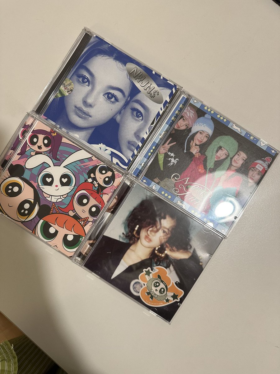 d122awn's tweet photo. 내가 갖고 싶은 건 뉴진스의 플라스틱 케이스 cd인데 앨범이 다 너무 크고 규격화가 안돼서 규격화 시켰다
하우스윗 속지의 하니가 짤린게 넘 슬프지만 최선이었다 https://t.co/RiFp2bv4tZ