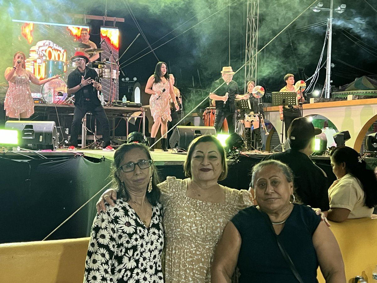 !Qué noche tan increíble viví en #Dzoncauich!
Disfruté el concierto de Chico Che Chico y obtuve una exclusiva.
Y luego, con la Inolvidable Sonora Dinamita de Lucho Argaín, evoqué aquellos años mozos cuando siendo niña acompañaba a mis primas a los bailes.
<a href="/Chico_Che_Chico/">Chico Che Chico</a>