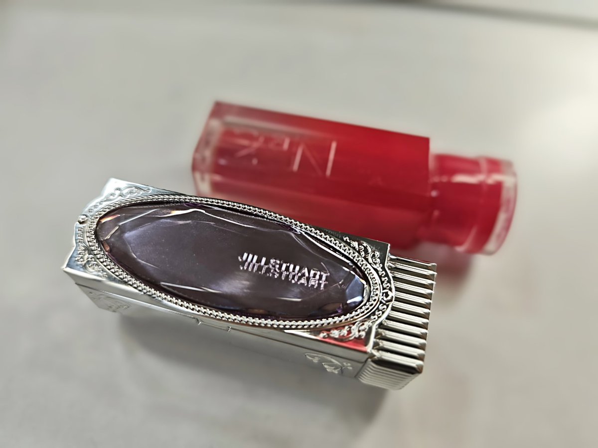 su_rabbit7's tweet photo. 春メイクにこの2つ使ったら、理想の可愛いリップになった！
久々に使ったジェミーサテンやっぱりこの質感大好き！
ちょっとマットなのにめちゃくちゃ潤ってスルスル引けるところが良き👍🌟
パサパサしない！だけど公式見ると、在庫捌いたら終売っぽい感じあった😭💭 https://t.co/HwRfFW6v6H