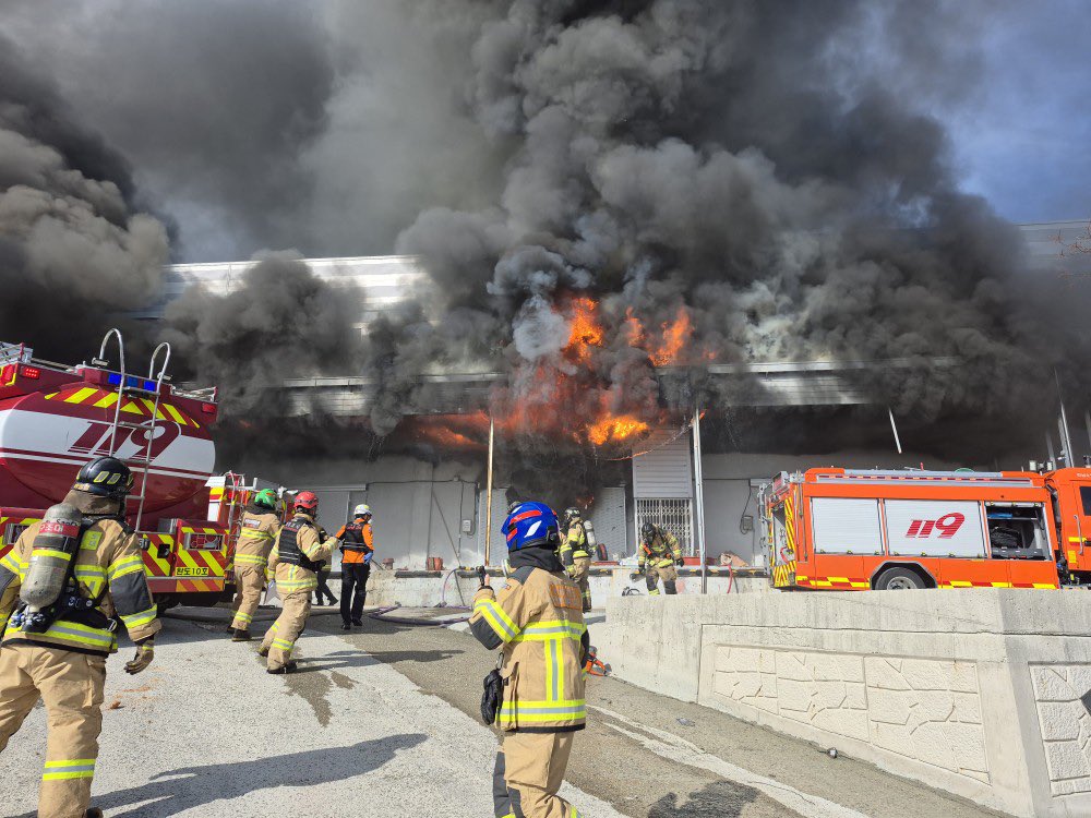 TheSecretList's tweet image. 2 FIREFIGHTERS KILLED-STORAGE BLDG-SOUTH KOREA-Video/Details
firefighterclosecalls.com/2-firefighters… #firefighter #firefighters #Korea #Southkorea #restinpeace 🙏