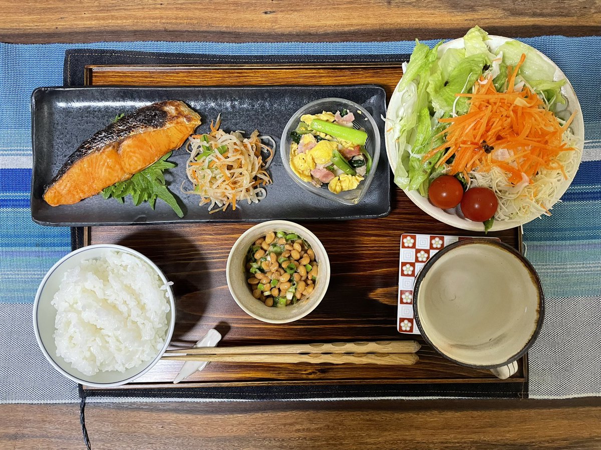 Tomo_Mrk3B01's tweet image. Looks delicious &amp;amp; worthy enough for Sunday’s #dinner 😋
Hmm. The amount of the rice might be not enough for the grill salmon and Natto, I guess. These dishes always turn me into a rice lover!😉
#cookingathome 
#おうちごはん 
#twinglish 
#Twitter家庭料理