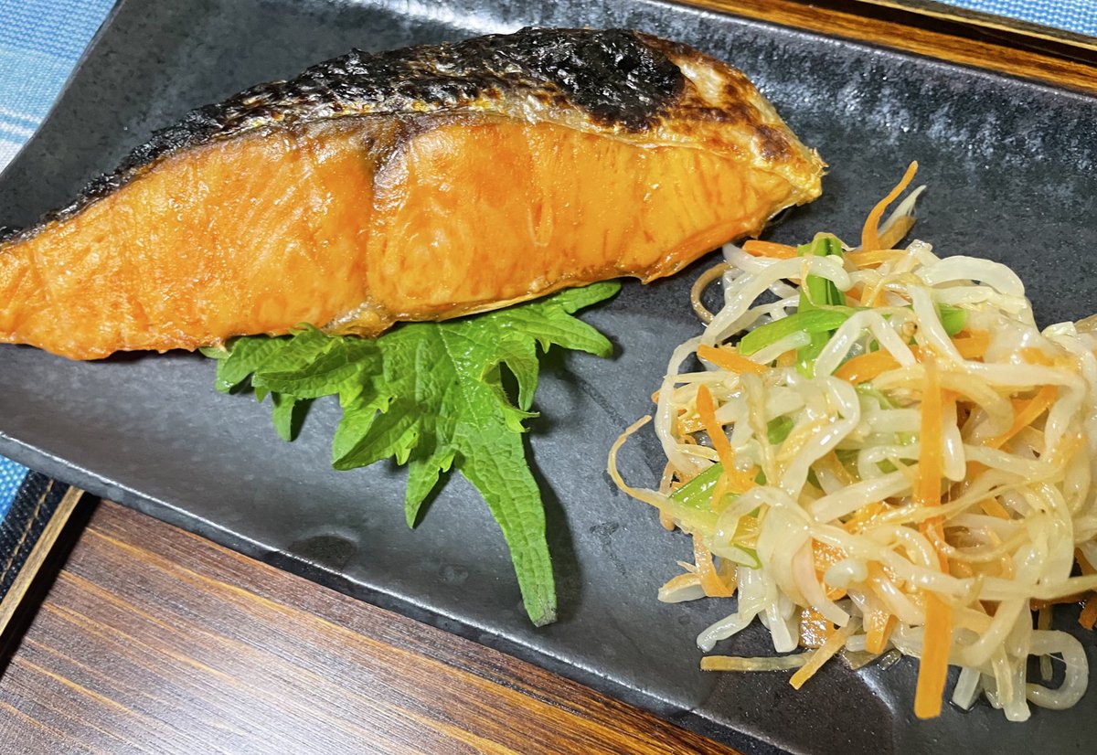 Tomo_Mrk3B01's tweet image. Looks delicious &amp;amp; worthy enough for Sunday’s #dinner 😋
Hmm. The amount of the rice might be not enough for the grill salmon and Natto, I guess. These dishes always turn me into a rice lover!😉
#cookingathome 
#おうちごはん 
#twinglish 
#Twitter家庭料理