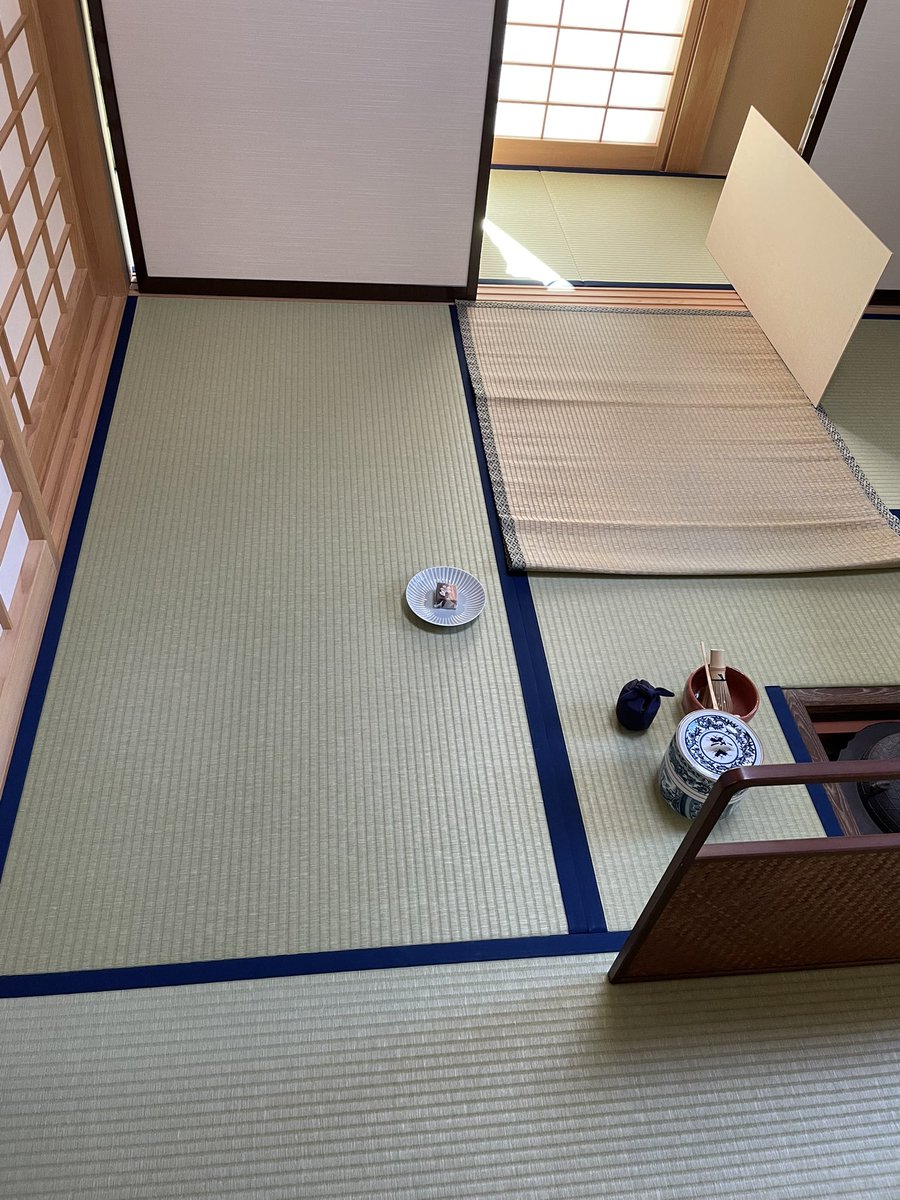 hanananan_cha's tweet photo. 4月前半のお稽古は、二畳隅炉本勝手で大津袋(濃茶)と薄茶(油滴で)。
庭のもみじは枯葉からいつの間にかすっかり若葉になり、紫陽花も葉が出たと思ったらもう蕾が出ていました。モッコウバラも咲き始めました。
季節はどんどん進んでいます。 https://t.co/QmrF4t5wYW
