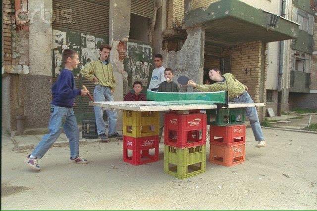 BosnianHistory's tweet image. 🏓 during the siege #Sarajevo
