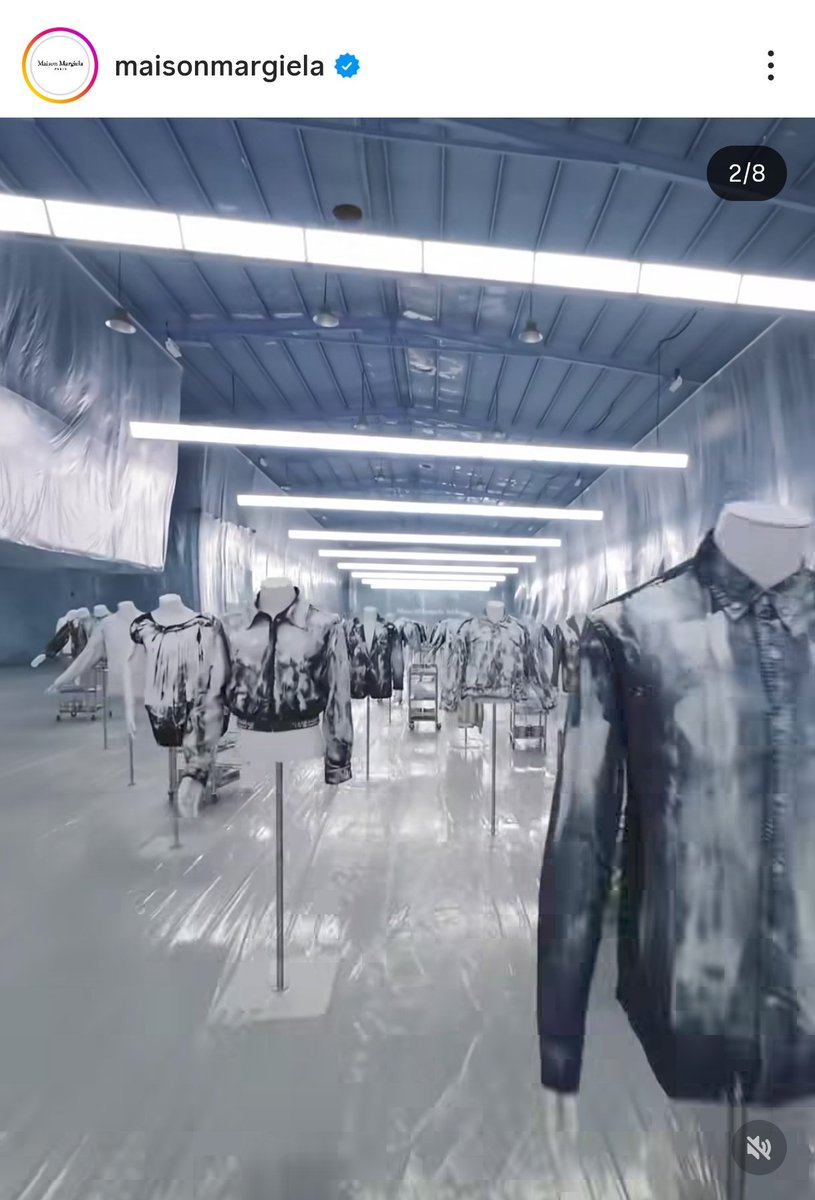 中国でやってるマルジェラのエキシビションで、参加者が持って来た服に