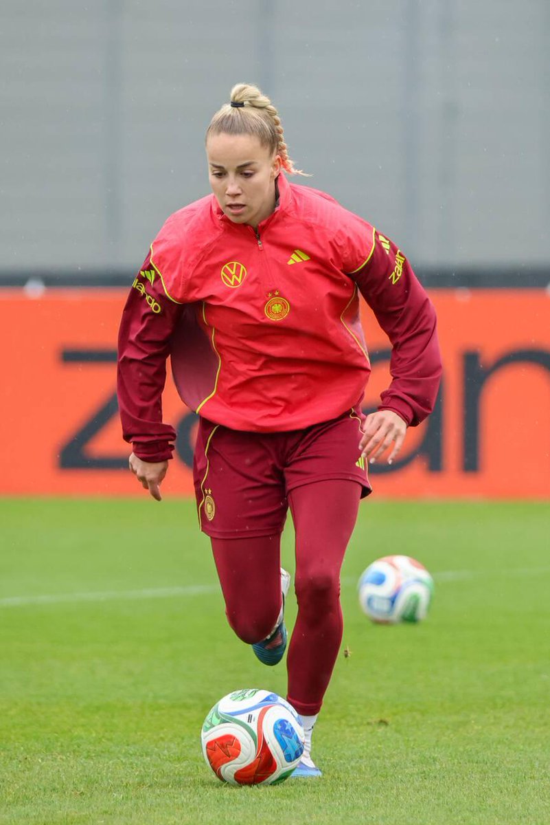 Lehrerinmcd's tweet photo. 📷 | Giulia during today's training.

[HMB Media] https://t.co/X2DxKJC5KO