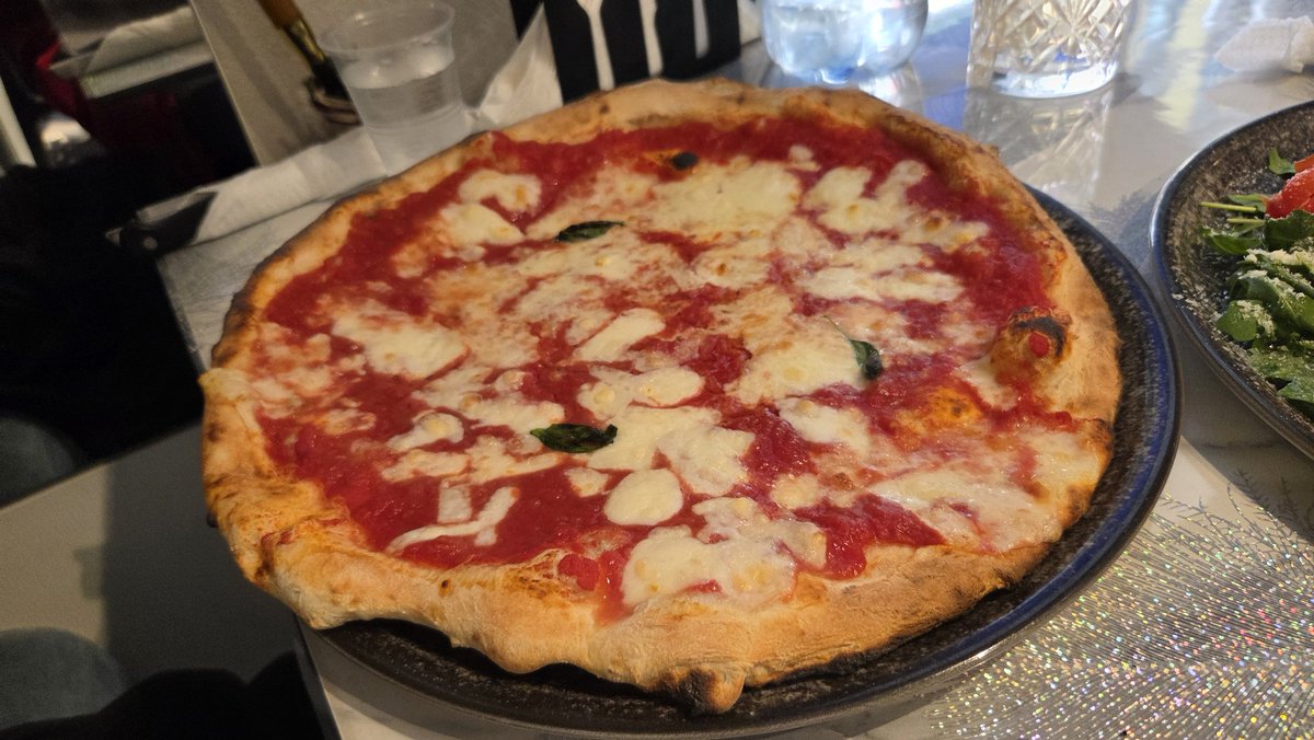 watarujin1110's tweet image. MARGHERITA5€, INSALATA NAPOLI8€
昼飯は本場ナポリピッツア。円安でもピッツアは安い。このサイズ・この味が1000円以下は素晴らしい。具材はpomodoro, mozzarella, formaggio, basilico。ルッコラとリコッタチーズのサラダも(ﾟдﾟ)ﾒﾁｬｳﾏｰ♥️ワインも進む。
#ナポリ
#イタリア
#pizza