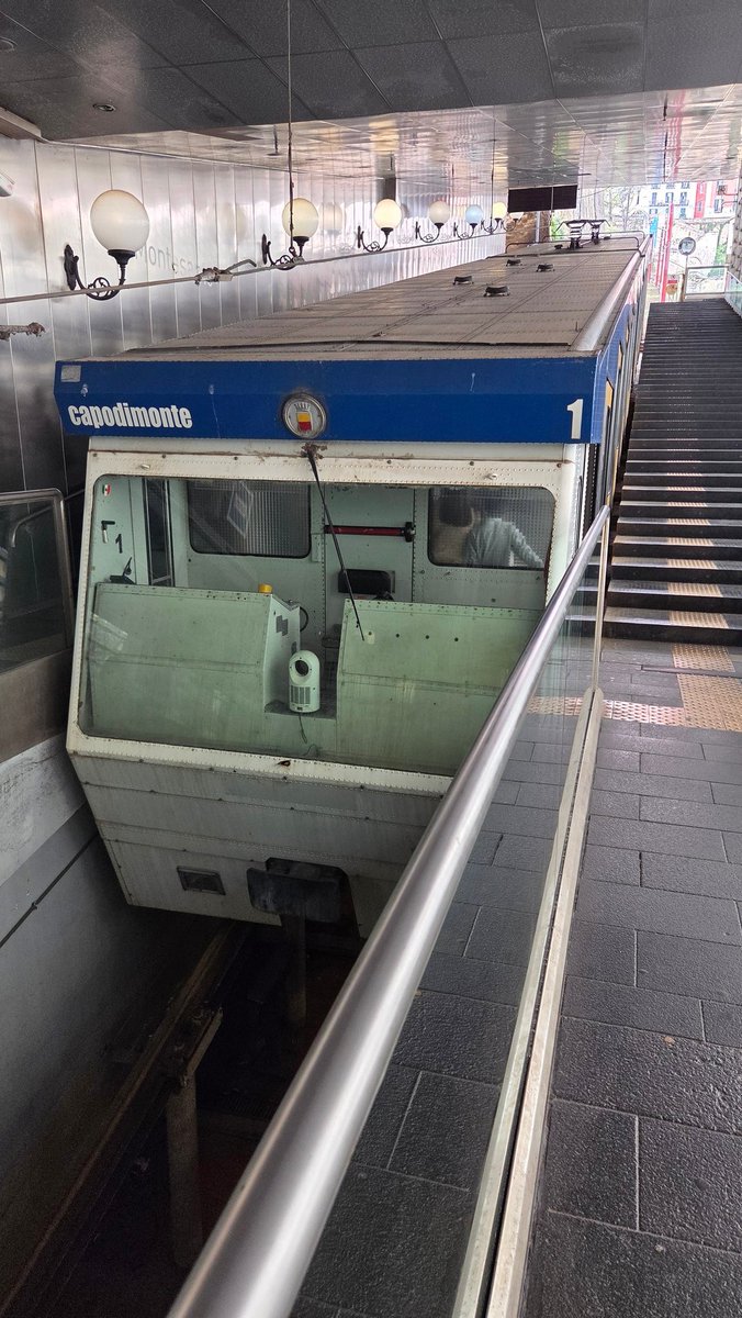 watarujin1110's tweet image. MARGHERITA5€, INSALATA NAPOLI8€
昼飯は本場ナポリピッツア。円安でもピッツアは安い。このサイズ・この味が1000円以下は素晴らしい。具材はpomodoro, mozzarella, formaggio, basilico。ルッコラとリコッタチーズのサラダも(ﾟдﾟ)ﾒﾁｬｳﾏｰ♥️ワインも進む。
#ナポリ
#イタリア
#pizza