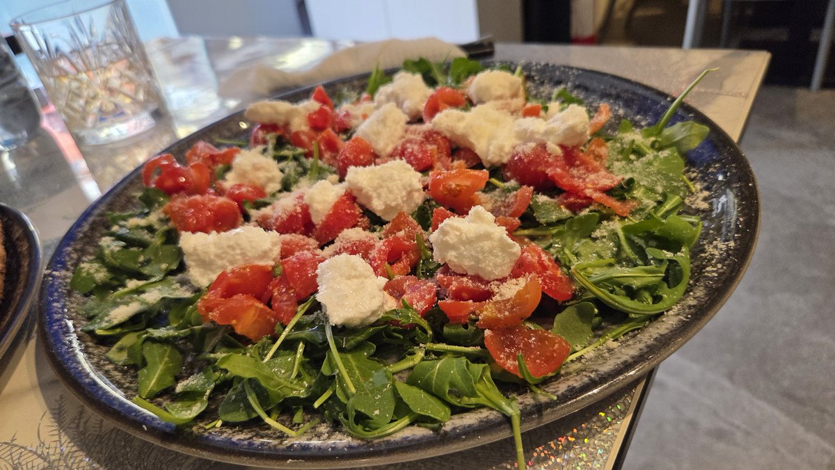 watarujin1110's tweet image. MARGHERITA5€, INSALATA NAPOLI8€
昼飯は本場ナポリピッツア。円安でもピッツアは安い。このサイズ・この味が1000円以下は素晴らしい。具材はpomodoro, mozzarella, formaggio, basilico。ルッコラとリコッタチーズのサラダも(ﾟдﾟ)ﾒﾁｬｳﾏｰ♥️ワインも進む。
#ナポリ
#イタリア
#pizza