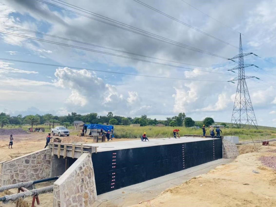SISC_SA's tweet image. #Infrastructure｜#Kinshasa: Sur le projet de la rocade de Kinshasa, les travaux du dalot à dalle au PK4+693.6 progressent de manière ordonnée.
Ouvrage clé du dispositif, il assure la protection des réseaux, le drainage et la continuité routière, contribuant à la performance
