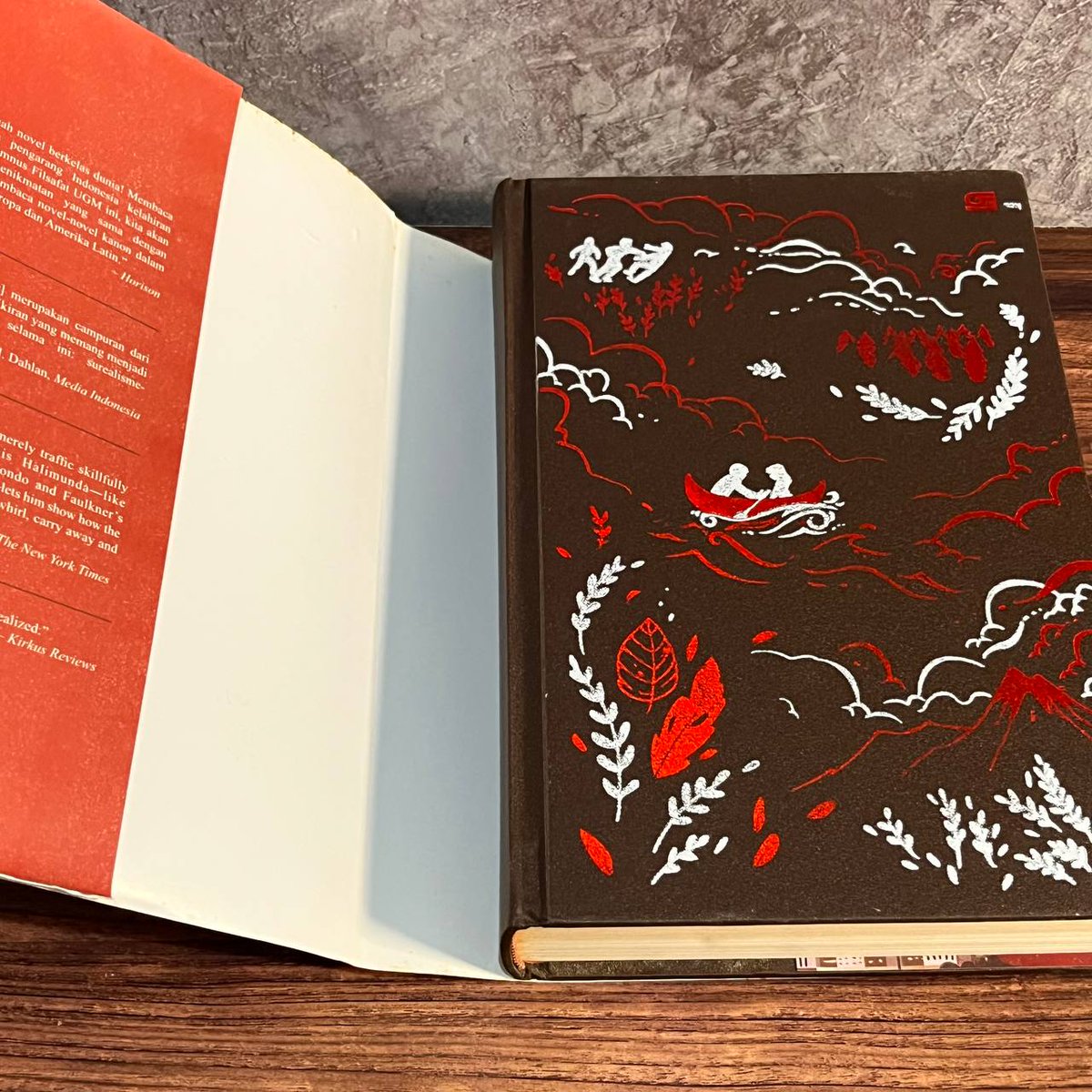 ujungbuku's tweet photo. Eka Kurniawan, Cantik Itu Luka, edisi hard cover merah. Terawat beserta jaketnya. 

260K https://t.co/WKzYumwVpI