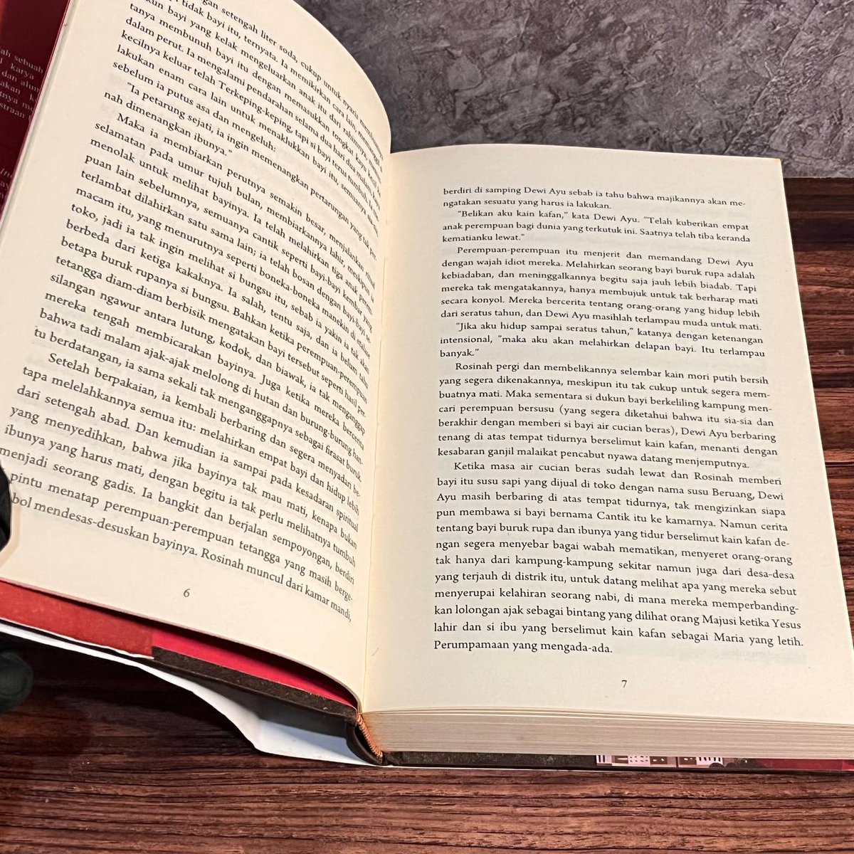 ujungbuku's tweet photo. Eka Kurniawan, Cantik Itu Luka, edisi hard cover merah. Terawat beserta jaketnya. 

260K https://t.co/WKzYumwVpI