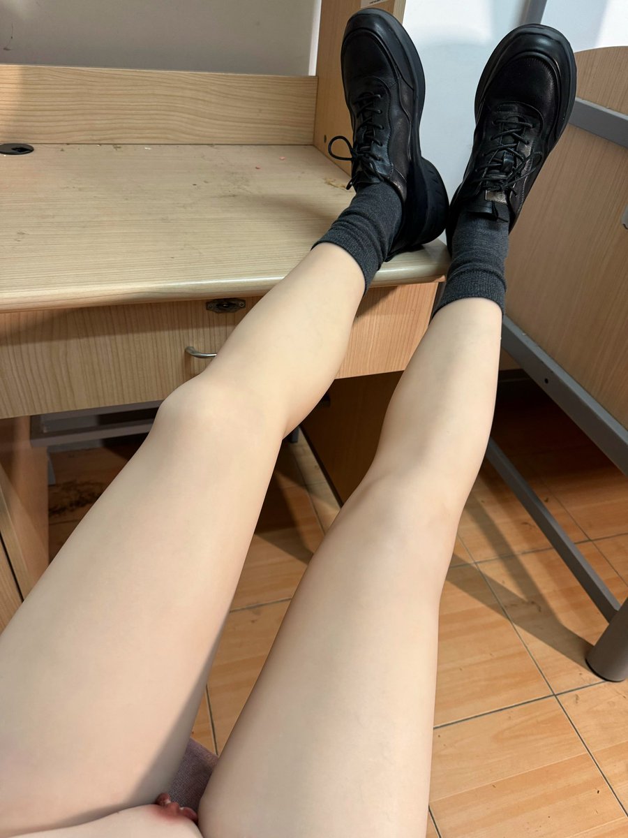 我的腿太美了我自己都看硬了