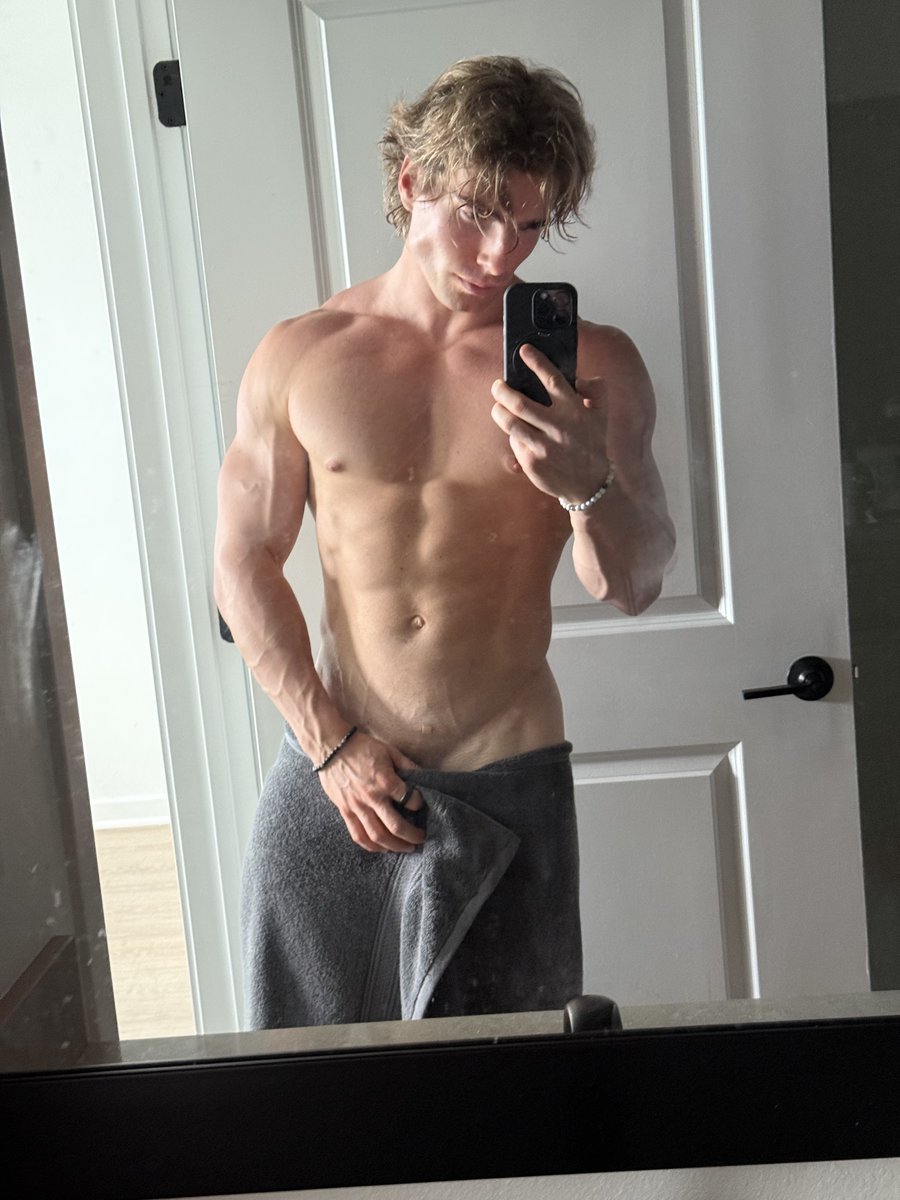 kingdelta02's tweet photo. my new bathroom mirror may be an infinite content glitch https://t.co/vIVKFZiYXJ