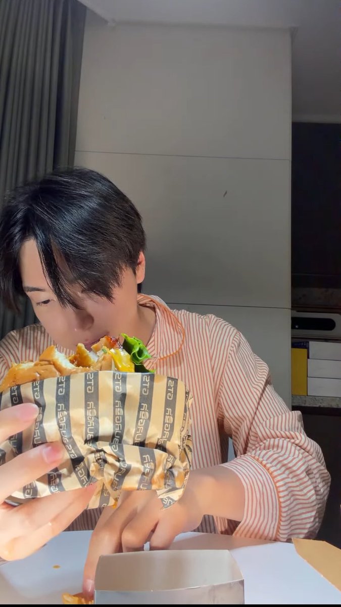 루카︎⋆꙳ tweet media