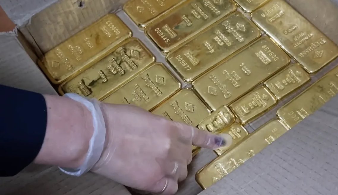 LarsWienand's tweet image. 21 Goldbarren mit 13 Kilo Gewicht hatte ein Deutscher nach Russland schmuggeln wollen. Wofür, ist bis heute unklar. Aber was mit dem Gold passiert, ist jetzt geklärt: Es ist in Russlands Staatshaushalt geflossen. (1/2)